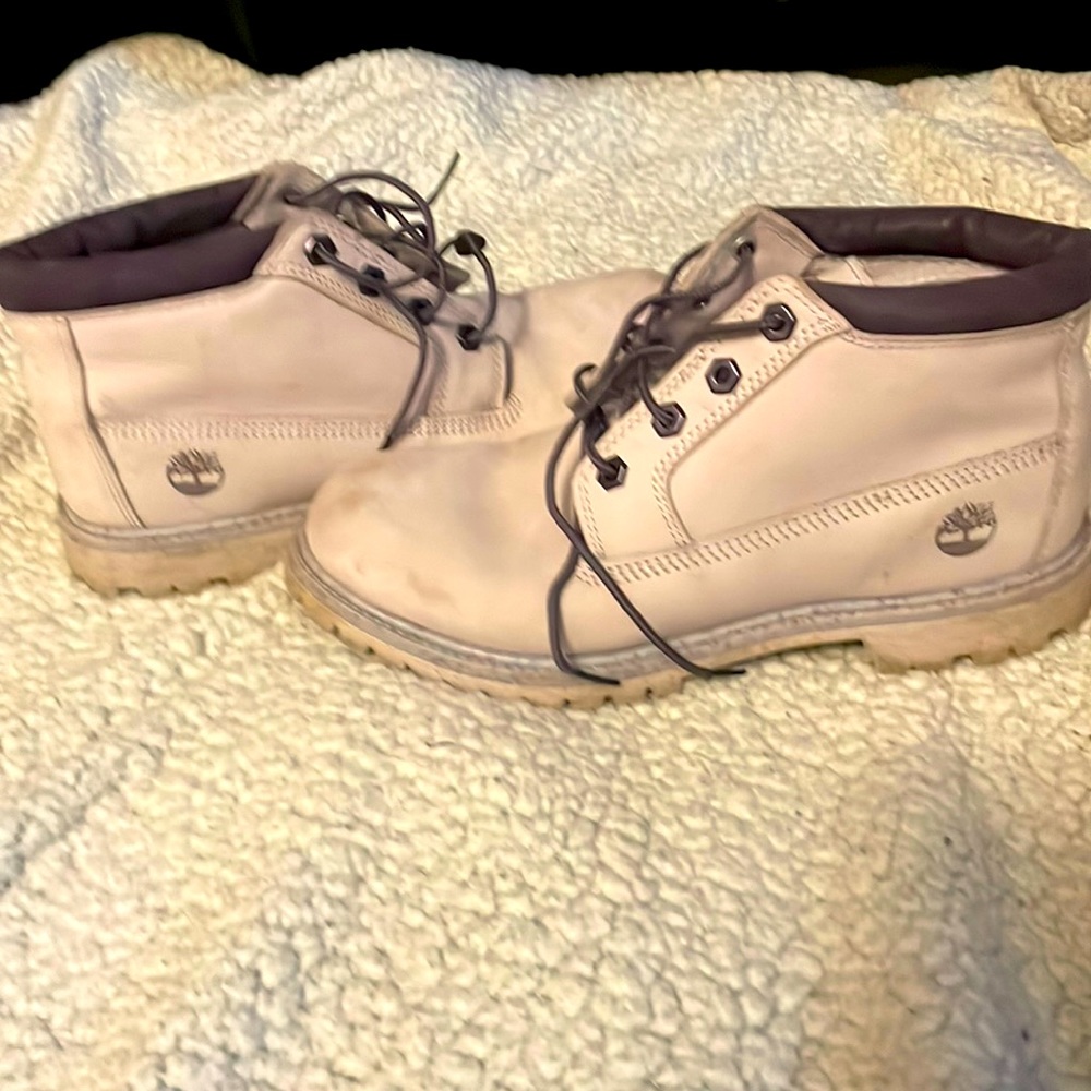 Light Purple Timberland waterproof boots. Size 9 women.